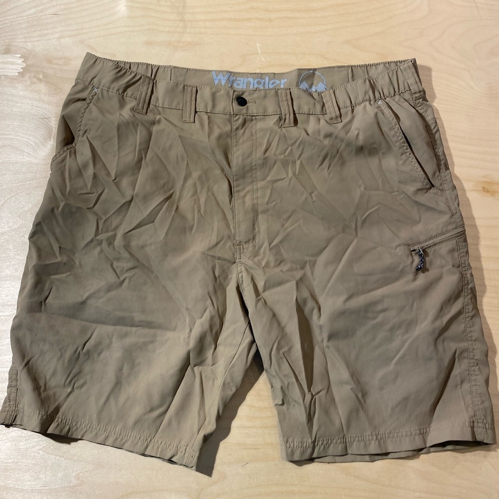 Wrangler Men's Tan Shorts Size 44 (LU)